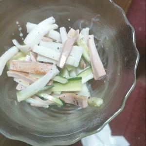 大根と魚肉ソーセージのサラダ